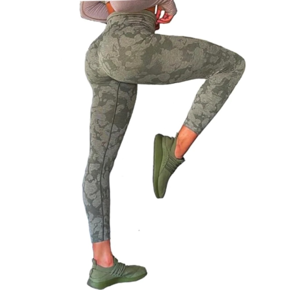 💚NWOT CAMO BOOTY SCRUNCH LEGGINGS